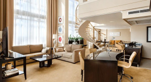 Najwyższe piętro hotelu i fortepian. Tu będzie spał prezydent Joe Biden w Warszawie