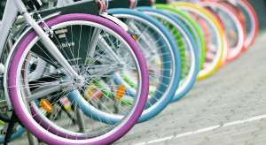Więcej tęczowych rowerów myhive na warszawskich ulicach