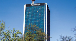 Wspinali się po ścianie hotelu Marriott w Warszawie