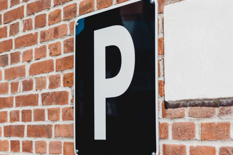 Powiększenie strefy płatnego parkowania w Warszawie nie tak szybko