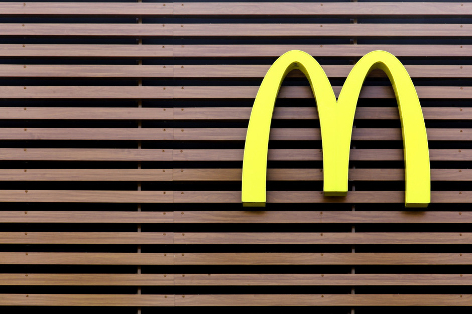 McDonald's tymczasowo zamyka biura w USA, przygotowując się do zwolnień pracowników korporacyjnych. fot. Shutterstock