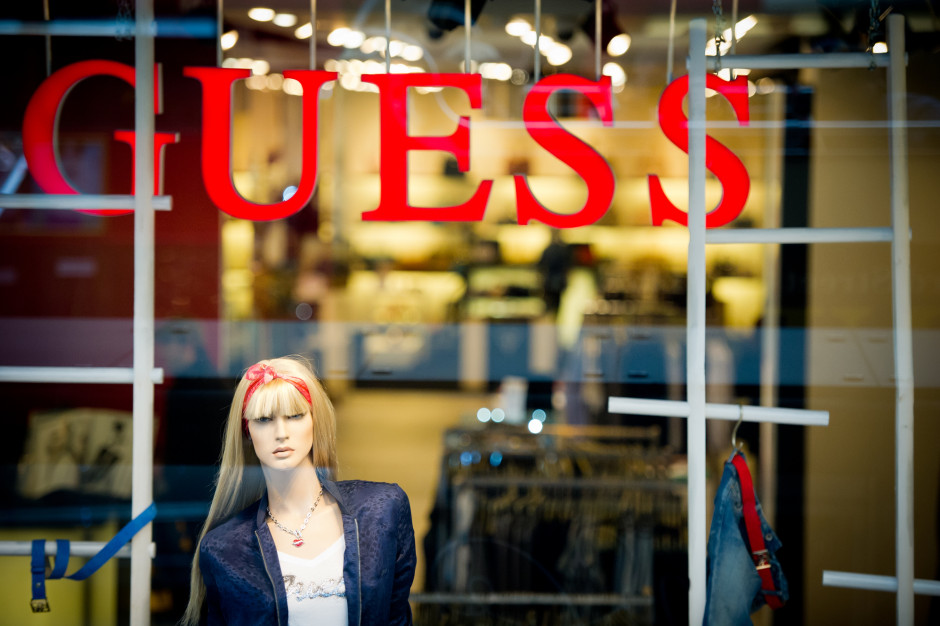 Amerykańska firma odzieżowa Guess, zanotowała spadek w dochodach w pierwszym kwartale. Przychody poszły w górę o 14%. fot. Shutterstock / Julius Kielaitis