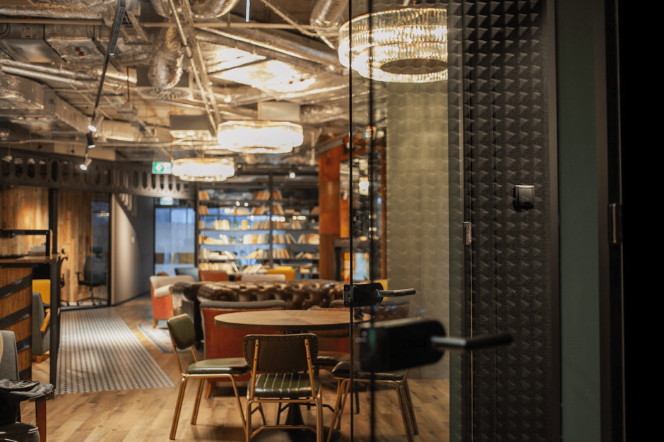 Spółka w swoich przestrzeniach Chillispaces oferuje najemcom usługi wirtualnych biur, pracowni coworkingowych i biur serwisowanych projektowanych pod konkretne wymagania klientów. mat.pras. OSTC stawia na hybrydę i nowe biuro