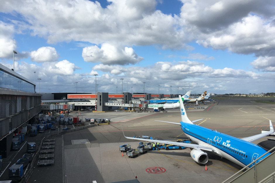 Związkowcy skomentowali nakaz zmniejszenia liczby lotów na lotnisku w Amsterdamie