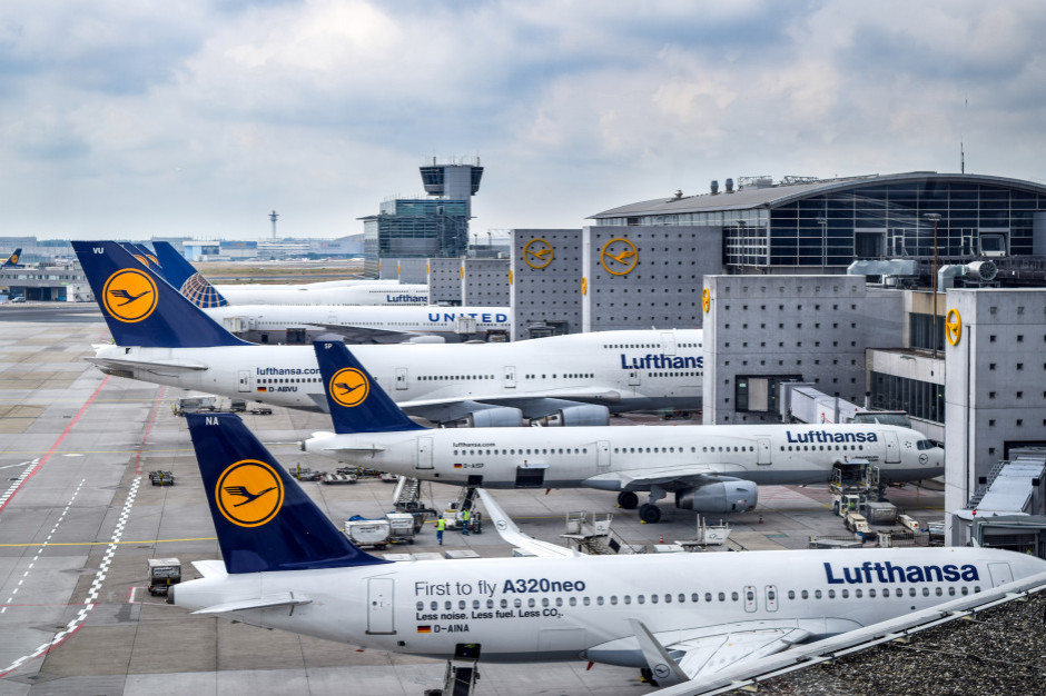 Strajki i braki personelu naziemnego zmusiły tego lata wiele linii lotniczych, w tym także Lufthansę, do odwołania tysięcy lotów, fot. Shutterstock