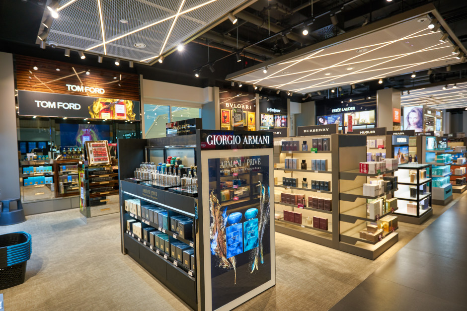 W 2021 roku obroty, na które składają się sprzedaż produktów marki Armani realizowaną zarówno przez Grupę, jak i jej licencjobiorców zewnętrznych, wyniosły 4,056 mld euro, osiągając wzrost o 23,7 proc. w stosunku do 2020 roku. fot. Shutterstock Armani wyprzedza prognozy wzrostu. Świetne wyniki luksusowej marki