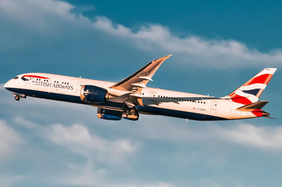 Linie lotnicze British Airways wydłużyły blokadę sprzedaży biletów na loty z londyńskiego lotniska Heathrow na trasach krajowych i europejskich o kolejny tydzień, czyli do 15 sierpnia włącznie. Fot. unsplash.com (Arkin Si). Linie British Airways nie sprzedają biletów do Polski