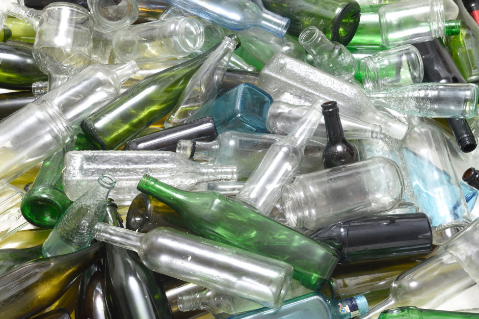 System kaucyjny ma wymusić zwrot butelek i puszek do sklepów. Fot. Shutterstock