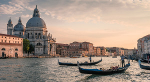 Wenecja broni się przed turystami