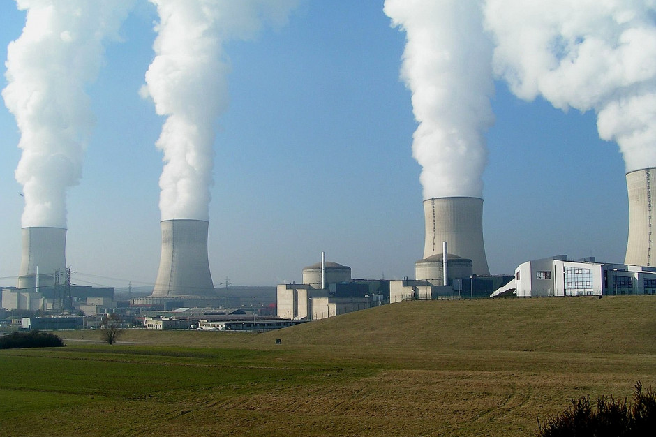 Współczesna elektrownia jądrowa i obłoki skondensowanej pary wodnej. Na zdjęciu bloki po 1300 MW elektrowni jądrowej położonej w Cattenom, Francji. Fot. Wikipedia