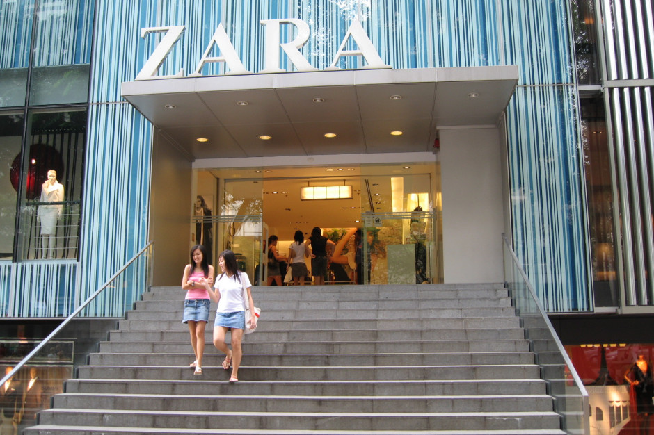 Witryna sklepu Zara w Walencji. Inwestorzy instytucjonalni chcą znać łańcuch dostaw Zary. Fot. Inditex