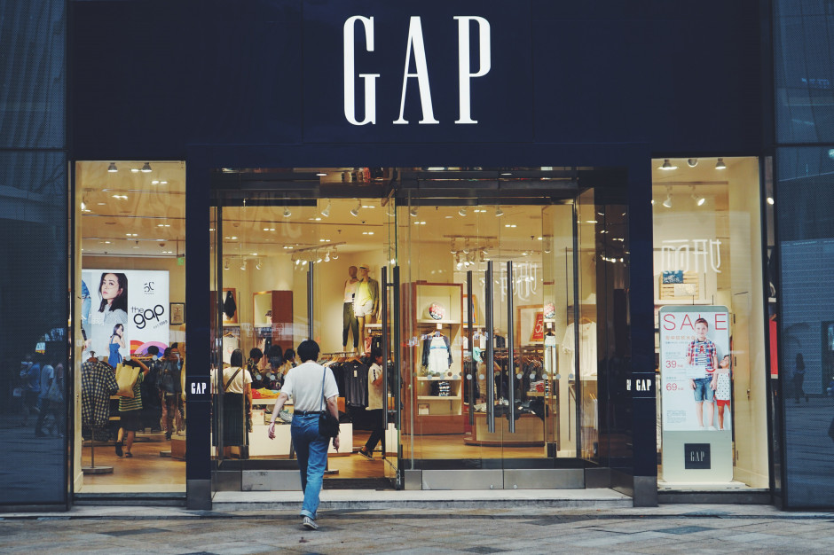 Spadek sprzedaży w sklepach GAP to główny powód redukcji w biurach koncernu. fot. Ian Deng/Unsplash