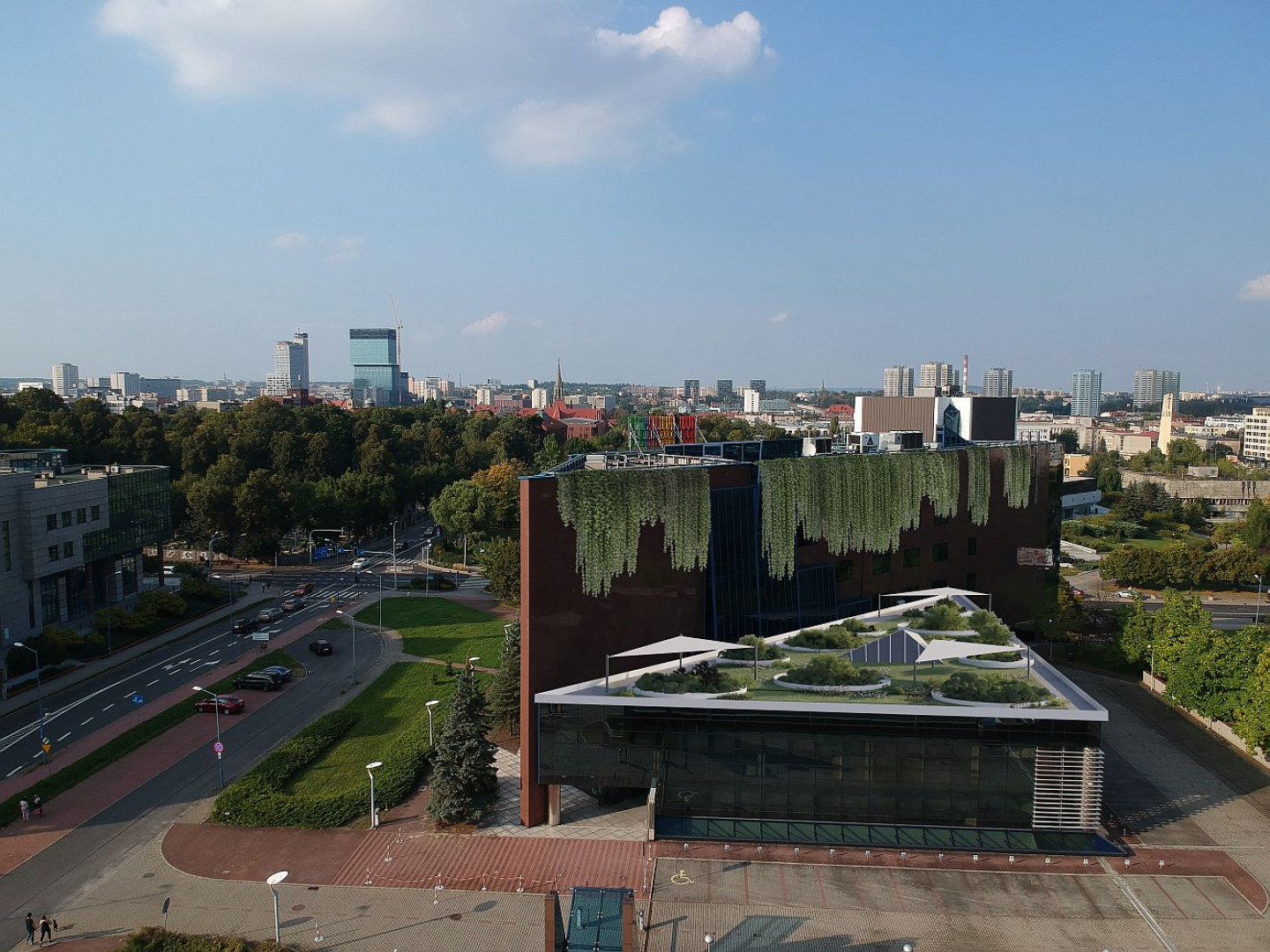 Dach niższej części budynku przy ul. Powstańców 43 w Katowicach zostanie zaaranżowany na zielony, przestronny taras.