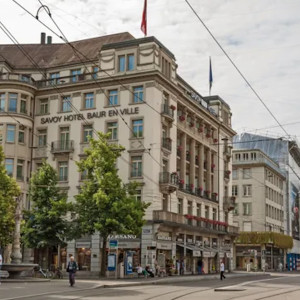 Credit Suisse wystawia na sprzedaż hotel