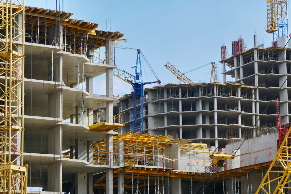 Rok 2022 był dla sektora budownictwa mieszkaniowego trudnym okresem. W najbliższym czasie sytuacja nie ulegnie poprawie. fot. Shutterstock