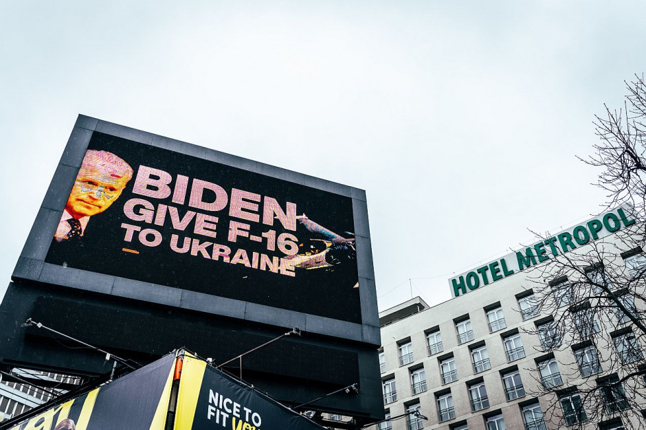 Aktywiści planują stać z dużym banerem z napisem „Mr. Biden, send F-16 to Ukraine” pod hotelem Marriott, w którym będzie przebywał prezydent. Fot. Twitter (Konrad Skotnicki).