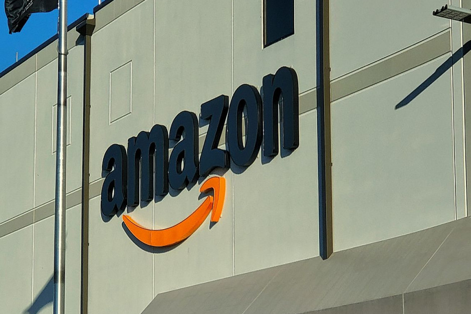 Amazon wstrzymuje budowę trzech biurowców oraz centrum konferencyjnego Helix. Firma zamierza ponownie ocenić swoje potrzeby biurowe pod kątem pracy zdalnej.Fot. unsplash (Yender Gonzalez).