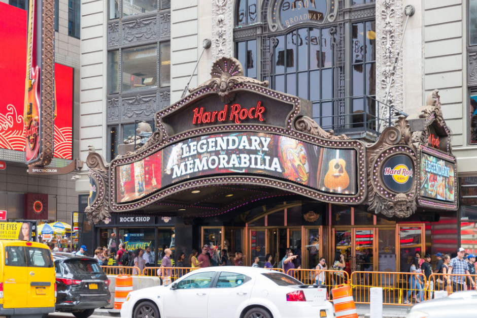 Hard Rock stwarza jednemu szczęśliwemu fanowi w Stanach Zjednoczonych, Wielkiej Brytanii lub Meksyku szansę na ubranie się jak sam John Wick dzięki garniturom szytym na miarę przez nagradzanego kostiumologa filmu Paco Delgado. Zwycięzca będzie mógł skorzystać z ekskluzywnego pobytu i atrakcji w legendarnym apartamencie Rock Star w Hard Rock Hotel w Nowym Jorku. Helen89 / Shutterstock.com