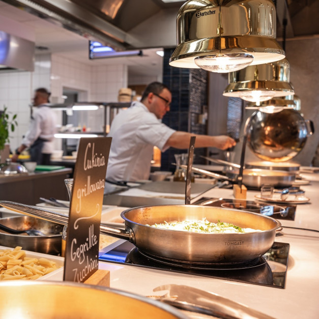 Otwarta kuchnia w restauracji Wave pozwala gościom przyglądać się prawdziwemu kulinarnemu show.mat.pras.