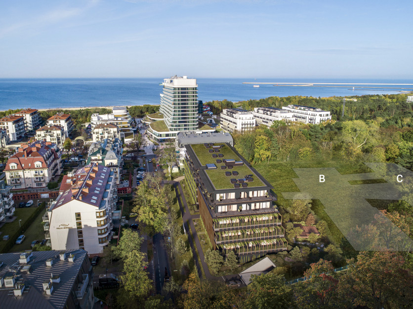 Prestiżowa lokalizacja obok nadmorskiej promenady, kilka minut od rozległej plaży. mat.pras.