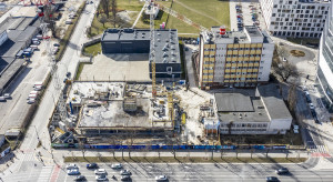 Nowy biurowiec w Warszawie wychodzi na powierzchnię