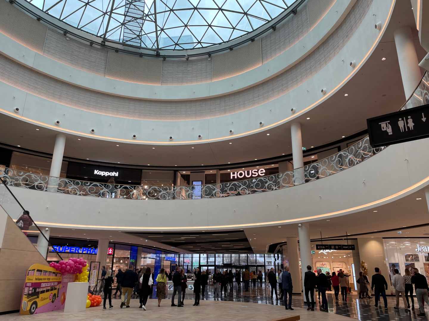 Zakończyła się przebudowa centrum handlowego Promenada w Warszawie. Na klientów czeka 50 nowych sklepów, w tym Peek & Cloppenburg, Marc O'Polo, Tezenis, Benetton czy Homla.