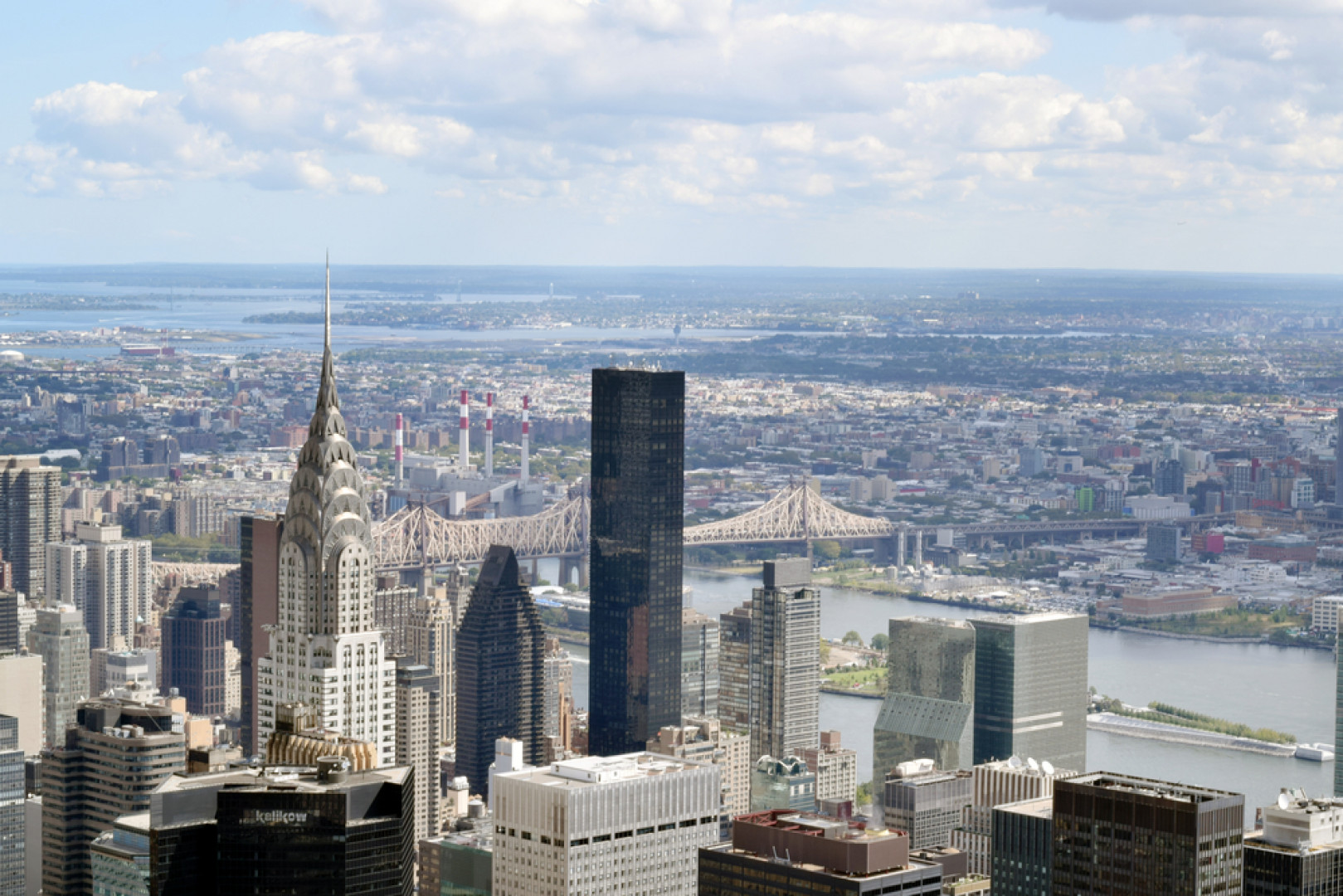 262-metrowy luksusowy apartamentowiec World Trump Tower to jeden z najwyższych budynków mieszkalnych na świecie. Obiekt zaprojektowany przez Costasa Kondylisa wzbudził niemałe kontrowersje - przewyższył sąsiadującą z nim kwaterę główną ONZ, co złamało powszechną niepisaną umowę o budowaniu niżej niż siedziba Organizacji, fot. shutterstock