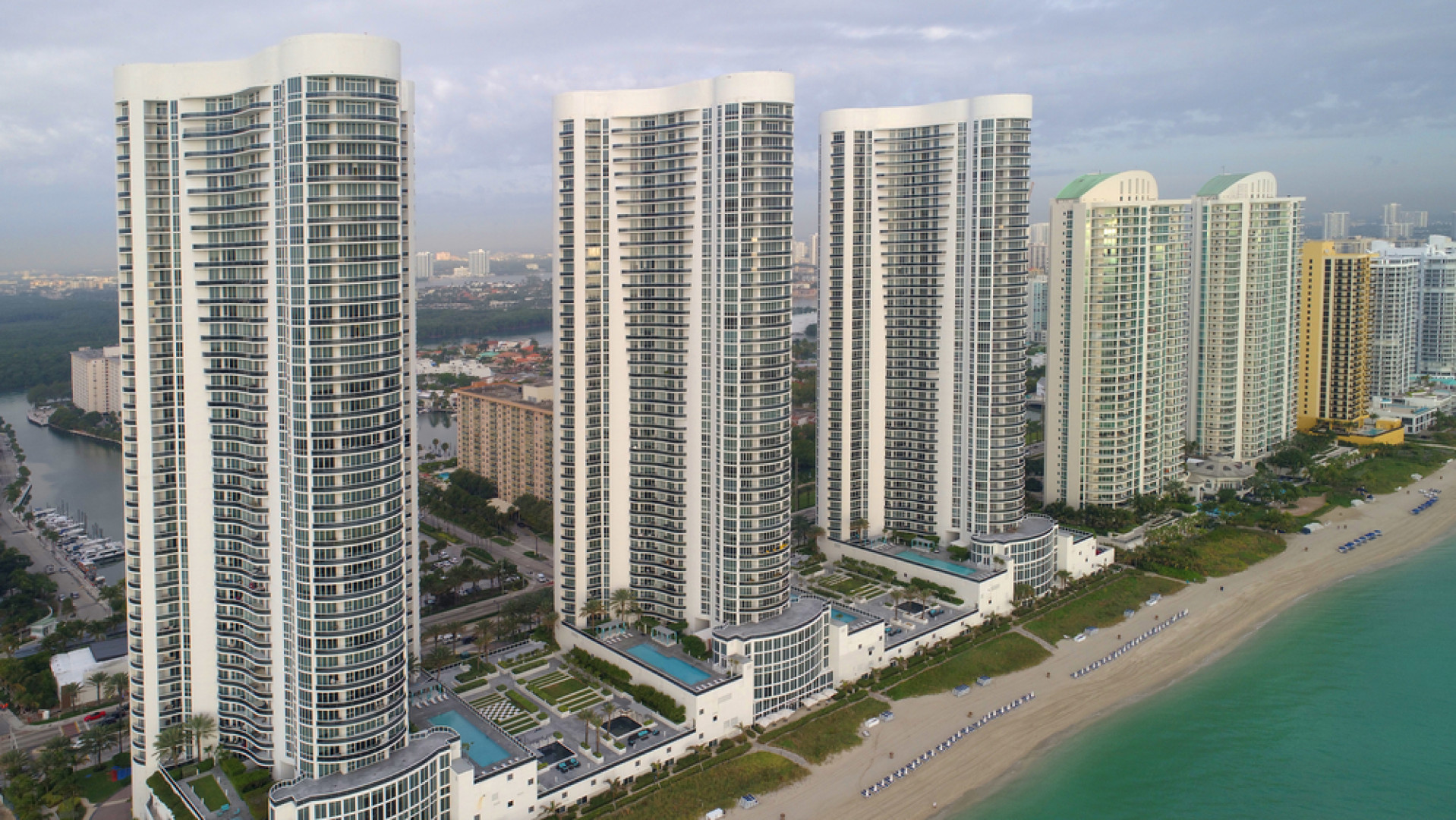 Trzy 160-metrowe wieże zlokalizowane w kurorcie Sunny Isles Beach na Florydzie pełnią funkcję mieszkalną i hotelową, fot. shutterstock
