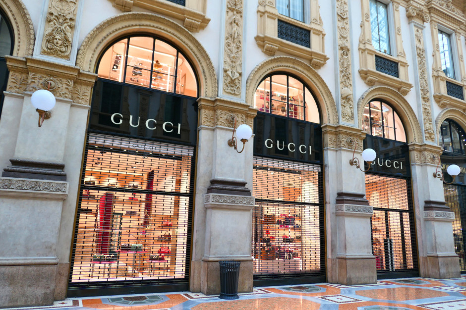 W krajach UE przeprowadzono naloty na firmy z sektora dóbr luksusowych. Kontrola objęła między innymi siedzibę Gucci w Mediolanie. fot. Shutterstock / Studio Barcelona