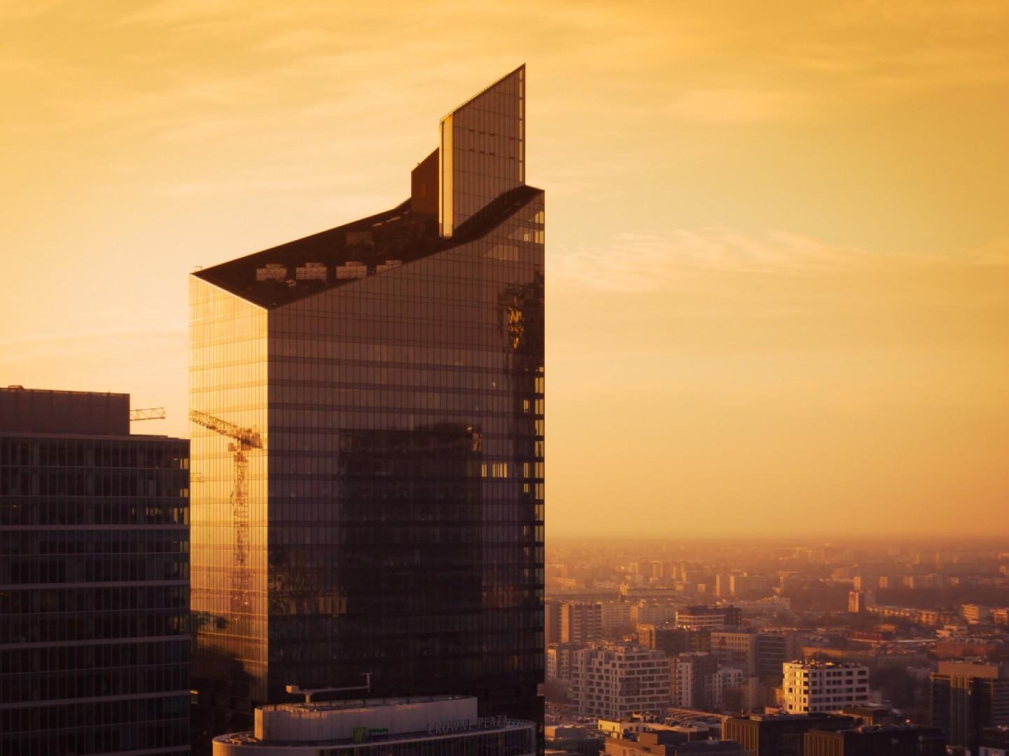 Górujący – na warszawskiej Woli – wieżowiec ma 195 m wysokości i oferuje 45 000 m kw. powierzchni biurowej rozlokowanej na 30 kondygnacjach, fot. mat. pras.