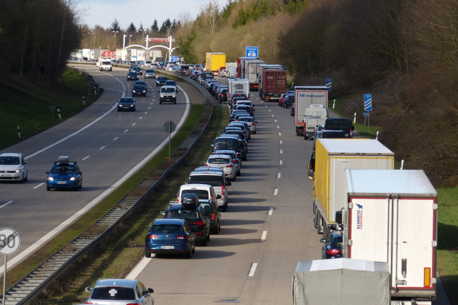 16 godzin czekają w piątek kierowcy tirów na wyjazd z Polski przez przejście graniczne w Koroszczynie. Fot. Pixabay