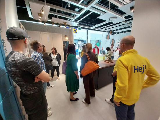 Hej to po szwedzku znaczy cześć - takie bluzy mają pracownicy IKEA. Fot. PropertyNews