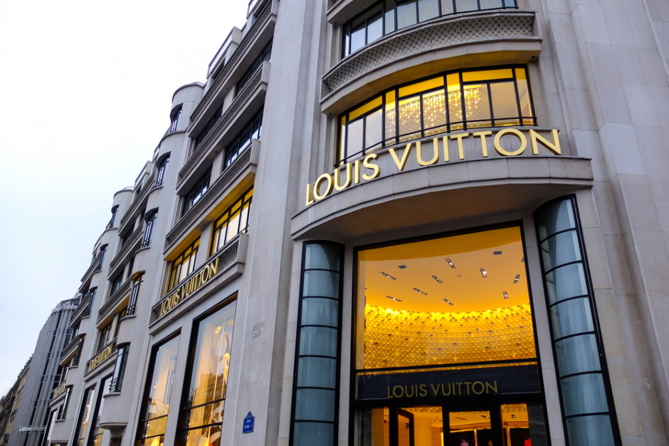 Budynek, w którym działa flagowy sklep Louis Vuitton, położony jest przy Polach Elizejskich w Paryżu, fot. mrmichaelangelo/shutterstock