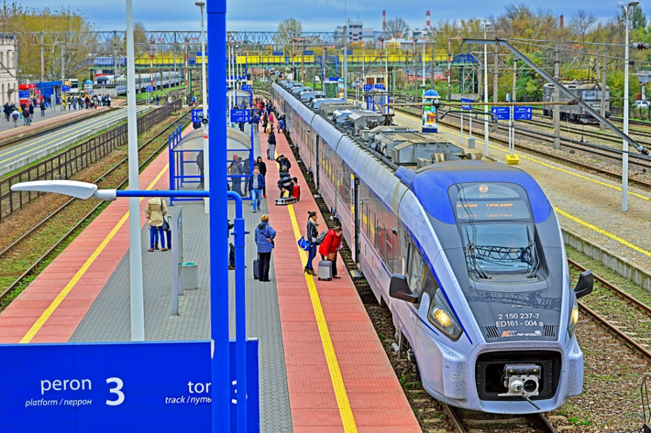 Góra: Na kolei obserwujemy największy wzrost przewozów pasażerów od 23 lat. Fot. Shutterstock