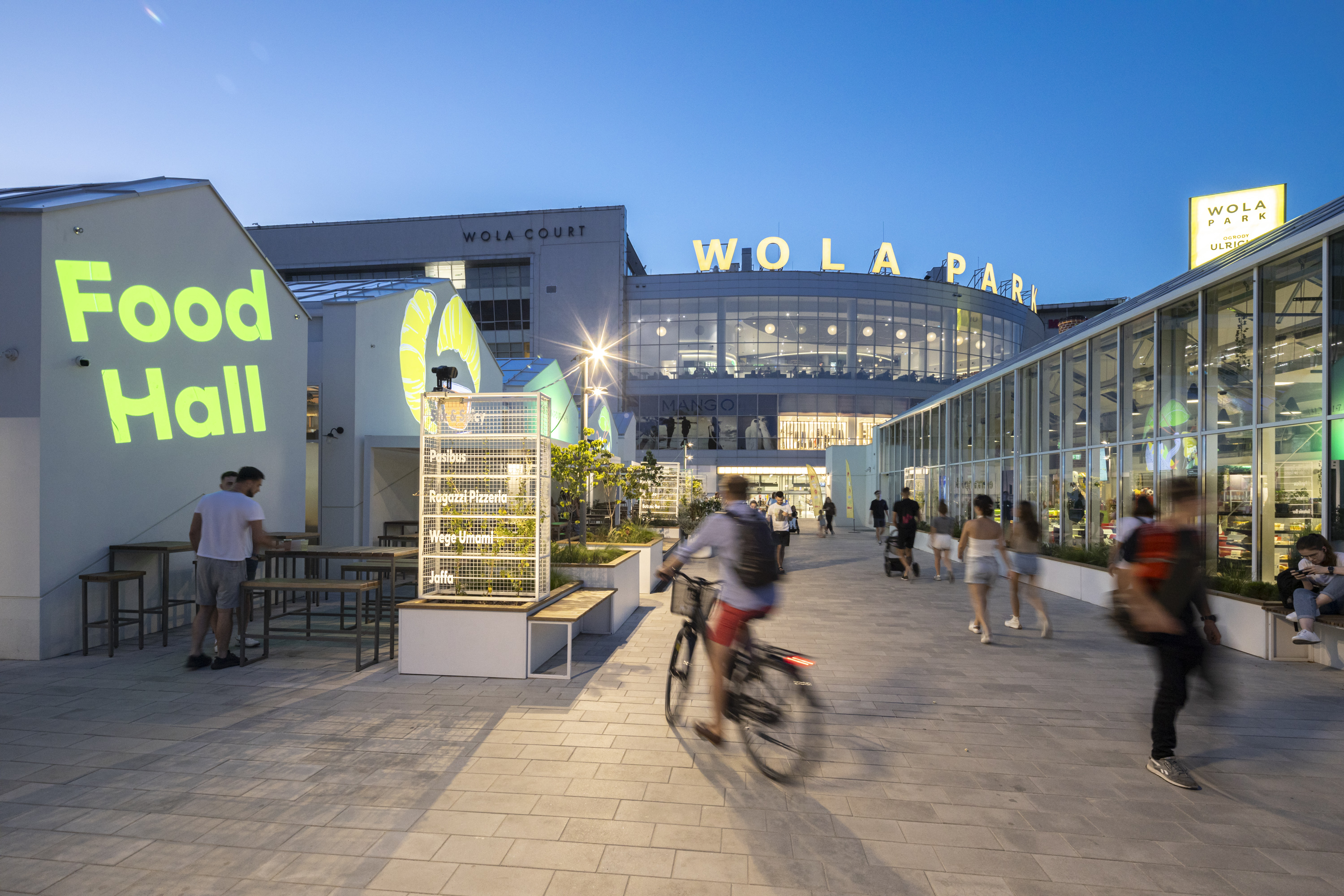 Wola Park este singurul centru comercial din Varșovia care are o piață - Ulrich Park.  Covor de imagine.  El apasă 