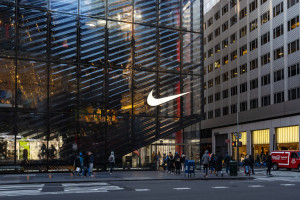 Nike tnie wydatki, ale stawia na innowacje