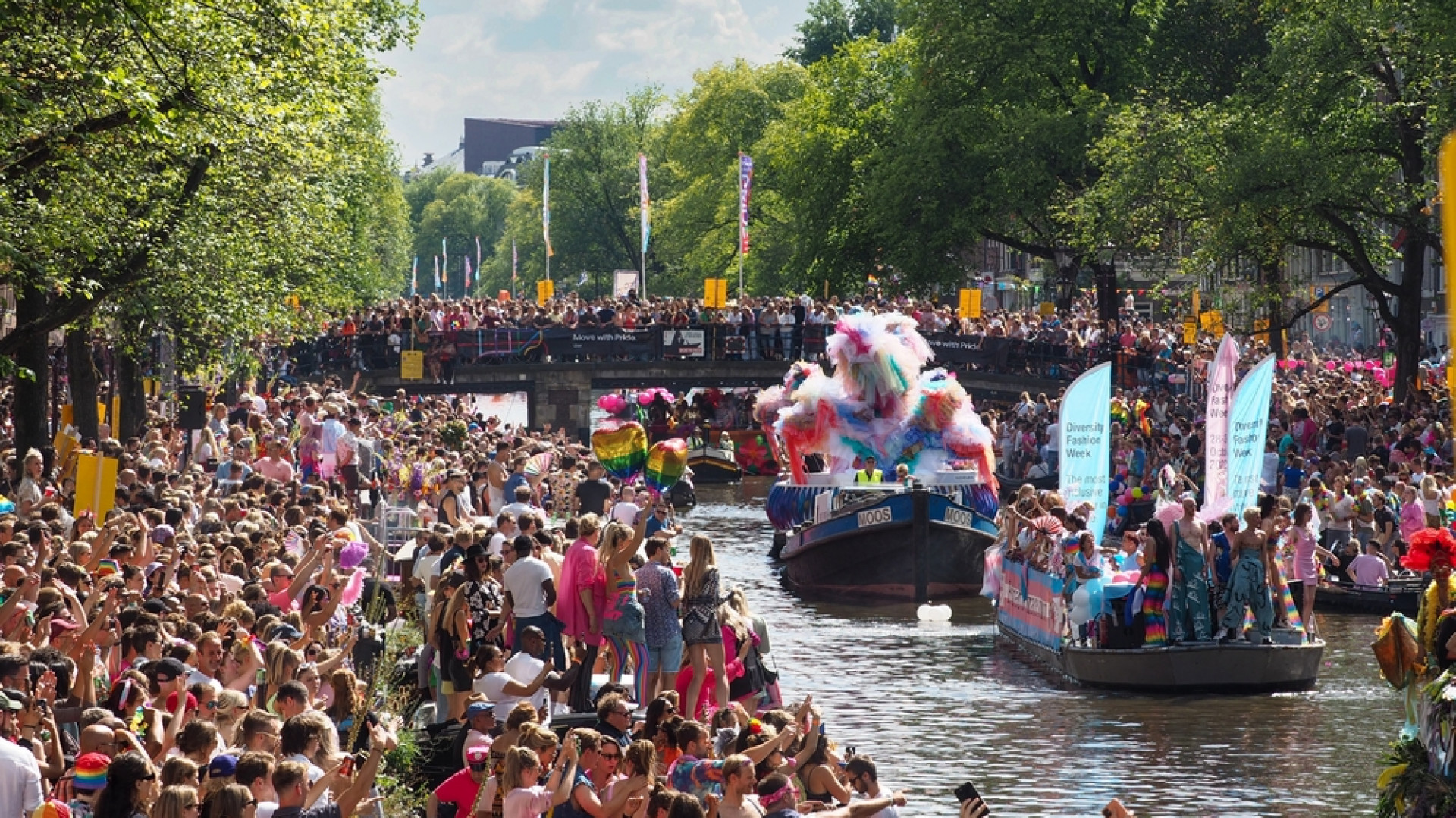 Amsterdam stał się jednym z najbardziej zatłoczonych za sprawą turystów miast Europy. Fot. Shutterstock