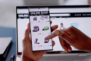Polacy coraz częściej kupują online
