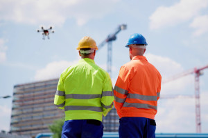 Technologia na placu budowy: jak monitoring, wieże mobilne i drony zmieniają standardy bezpieczeństwa