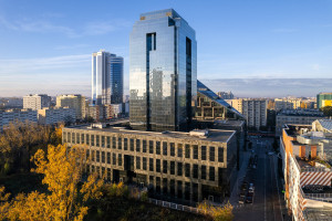 Ogrody i zielona ściana na trzy piętra. Ten biurowiec w centrum Warszawy przejdzie metamorfozę