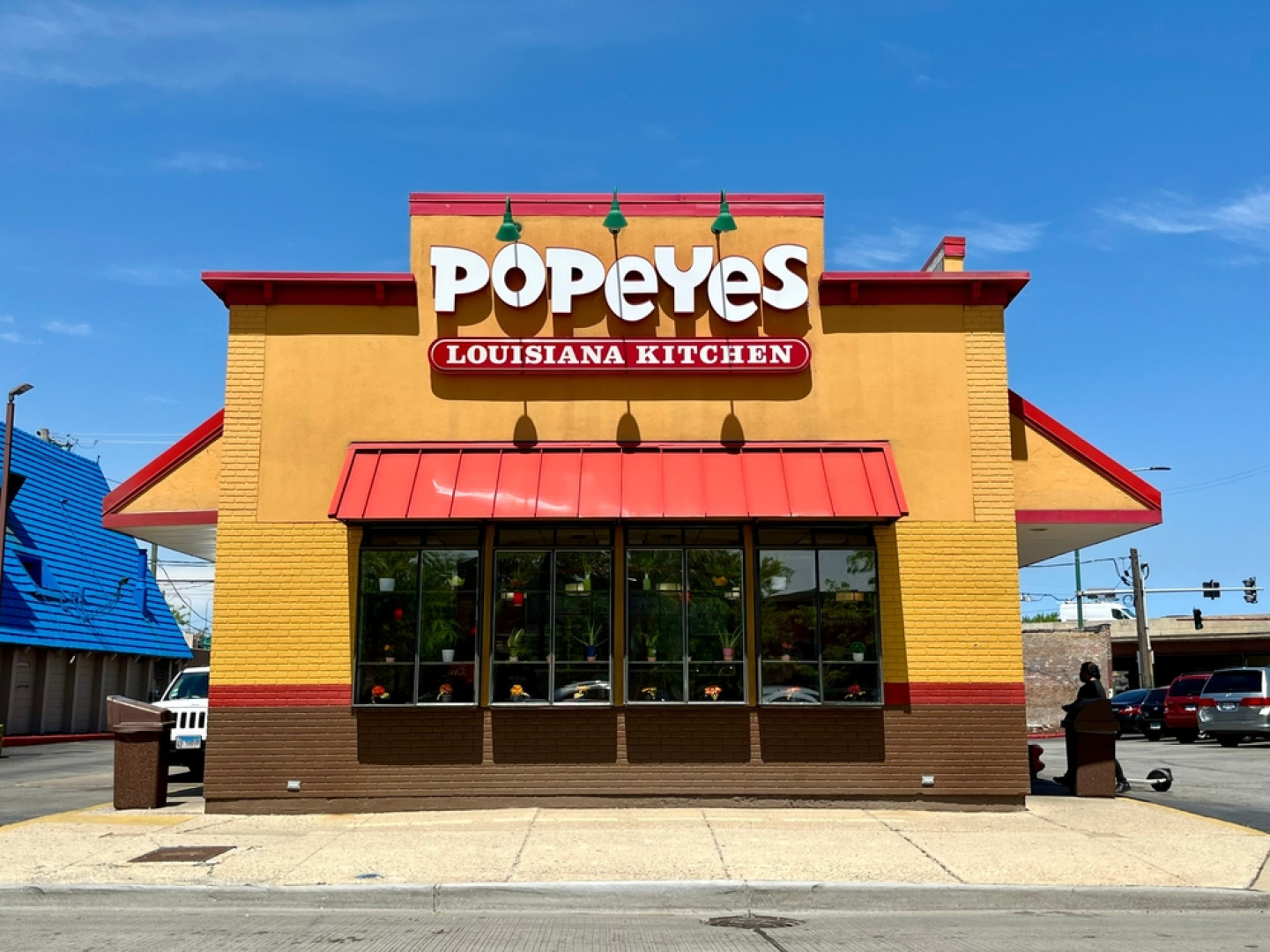Popeyes rozwija się zarówno w galeriach handlowych,  w formacie drive-thru, ale również w lokalizacjach typu street. Fot. Pamela Brick / Shutterstock