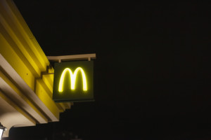 Kultowy McDonald's w Warszawie zamknięty. Działał ponad 20 lat