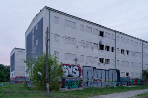 Najgorsze osiedle Warszawy znika z mapy. Teren już ogrodzony, rusza rozbiórka