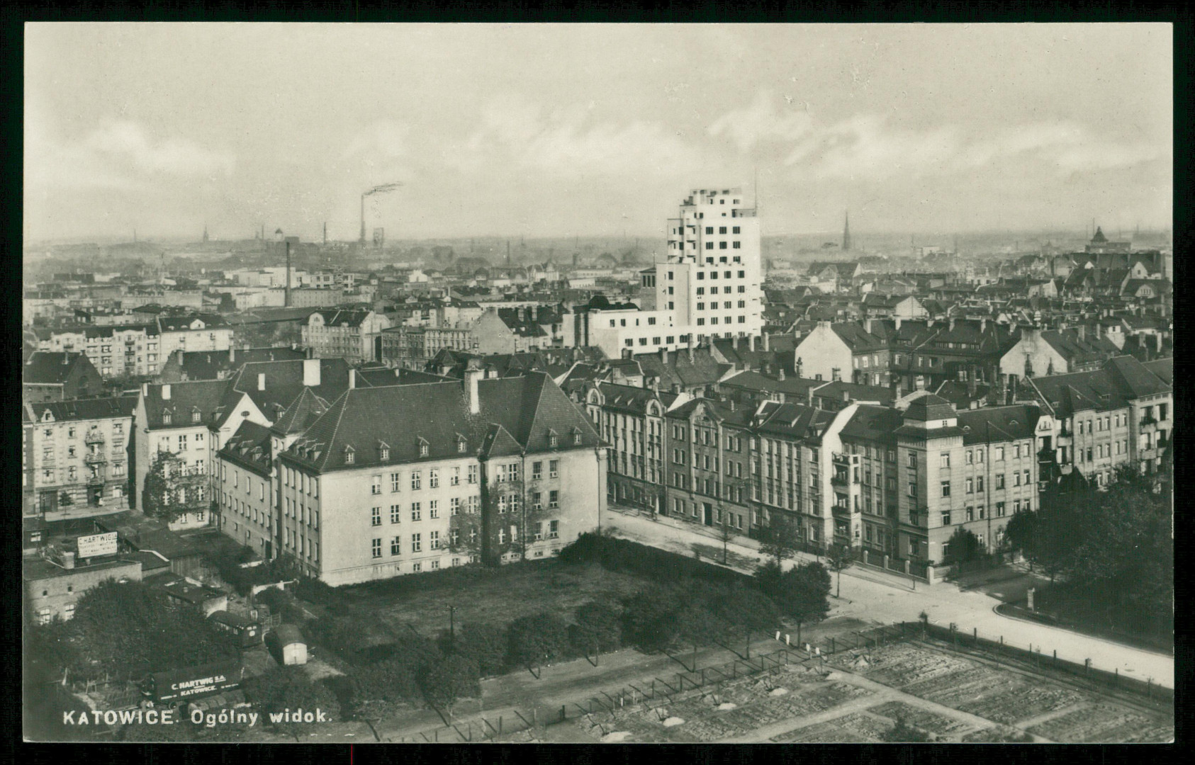 Pierwsze katowickie wieżowce powstawały już w latach 1935-1939. Fot. nieznany / pocztówka / Biblioteka Narodowa / Polona / CC0 (Public domain/Domena publiczna)