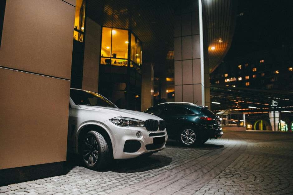 Dzięki nowoczesnej technologii, parking biurowca może być współdzielony z mieszkańcami okolicznych budynków. Fot. Materiały prasowe / Blue Bolt