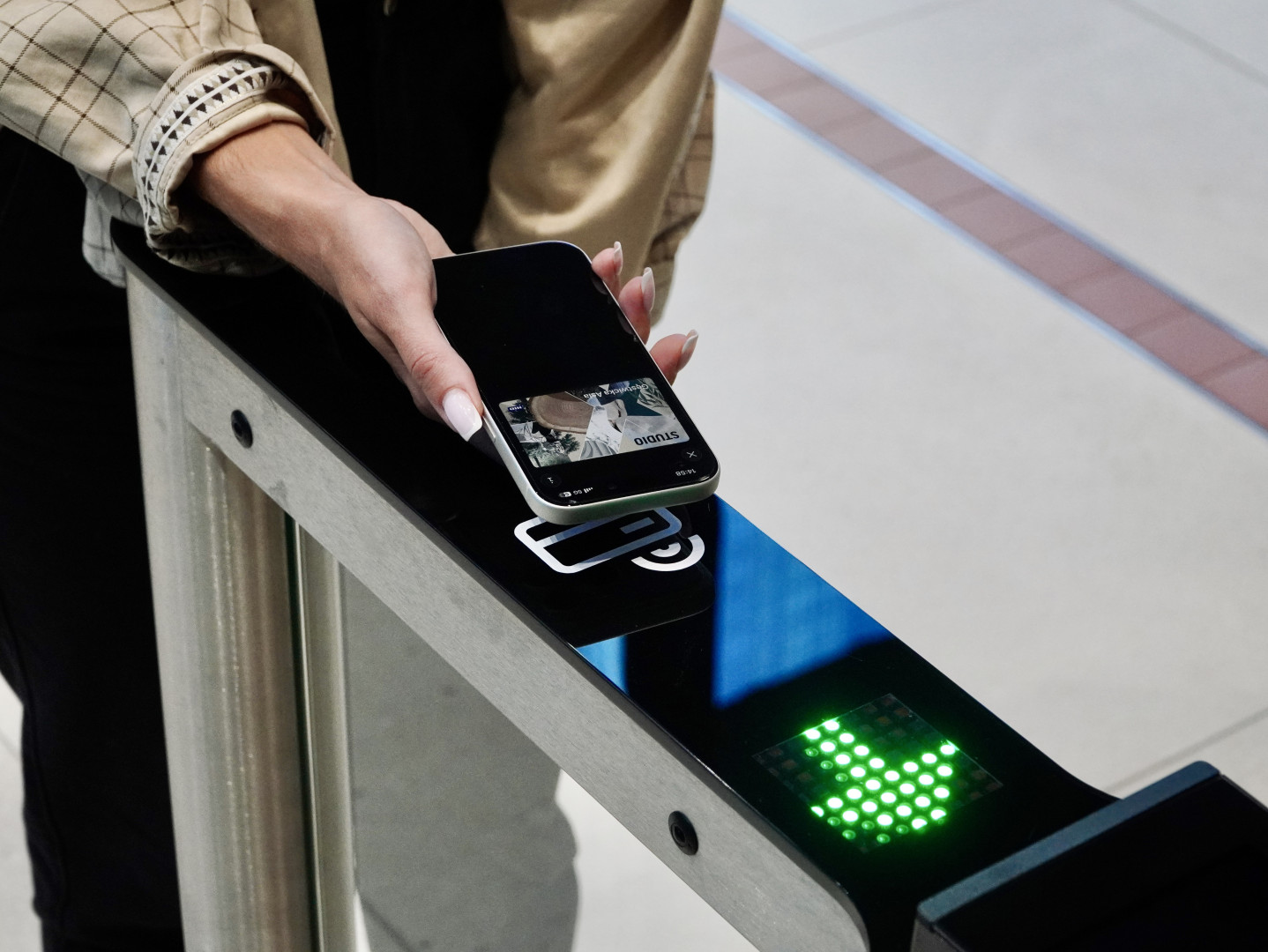 Rozwiązanie wprowadzone w Studiu A umożliwia korzystanie z wirtualnych kart w portfelach Apple Wallet i Google Wallet. Fot. Materiały prasowe / Skanska
