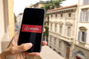 Nowe przepisy uderzą w Airbnb? Właściciele mieszkań mogą mieć poważny problem