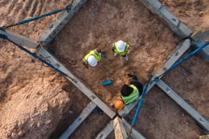 Producent kostki brukowej chce budować schrony. Nowa fabryka pod Poznaniem zwiększa możliwości